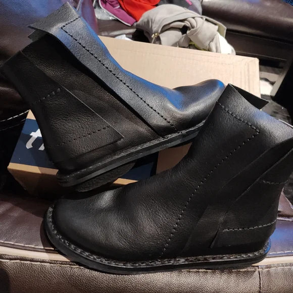 Sleek Black Leather Ankle Boots for Women - Picture 3 of 12